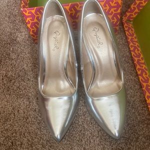 Qupid Silver heels